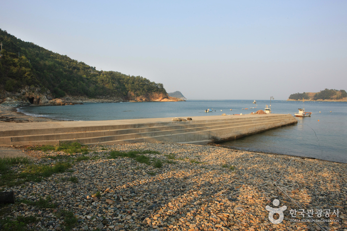 항도몽돌해수욕장과 항도방파제 항도몽돌해수욕장과 항도방파제