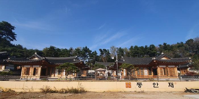 Donganjae comprises five hanok buildings.