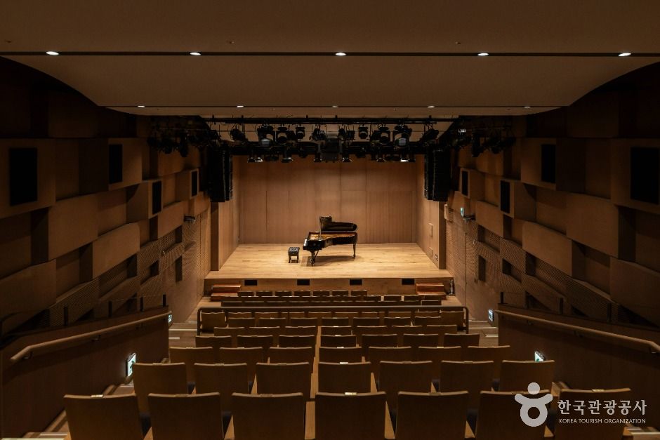 巨岩アートホール