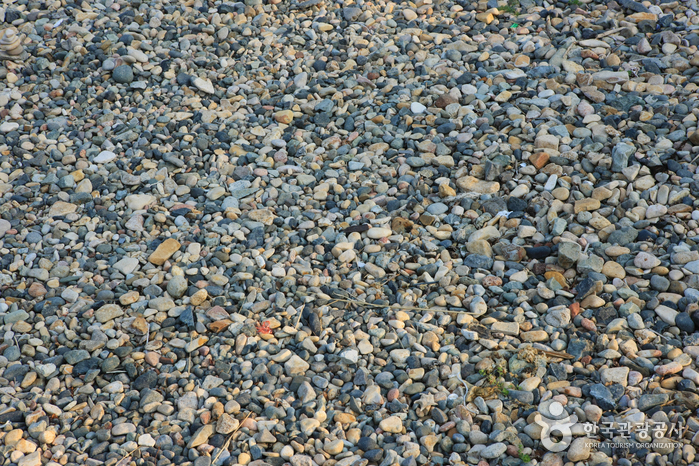 항도몽돌해수욕장과 항도방파제 항도몽돌해수욕장과 항도방파제