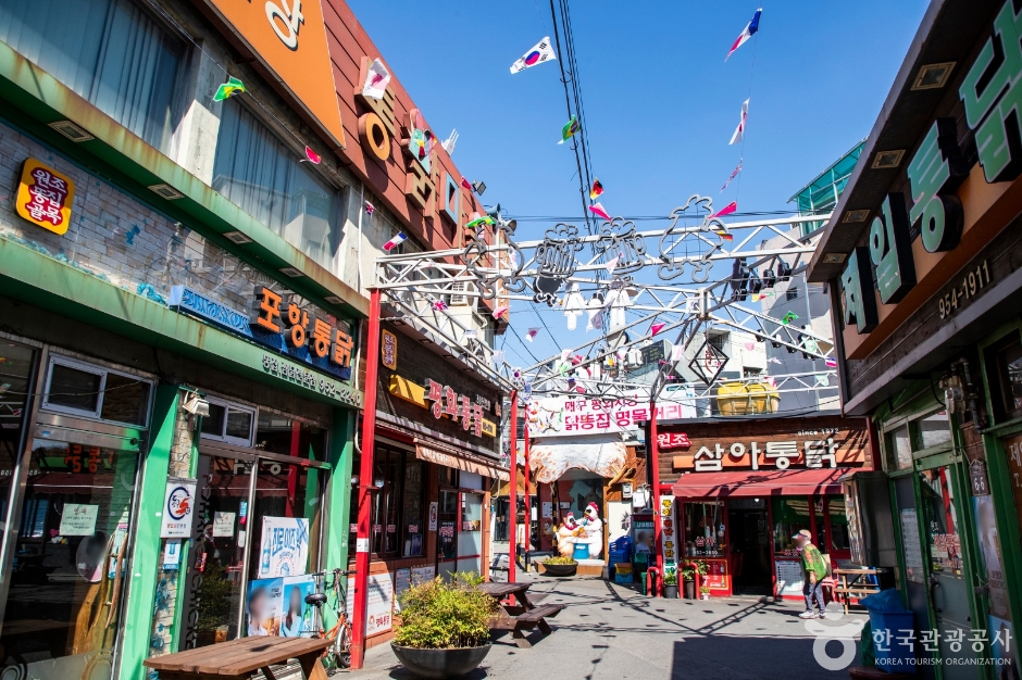 Calle del Dakttongjip en el Mercado Pyeonghwa de Daegu (대구 평화시장 닭똥집 골목)