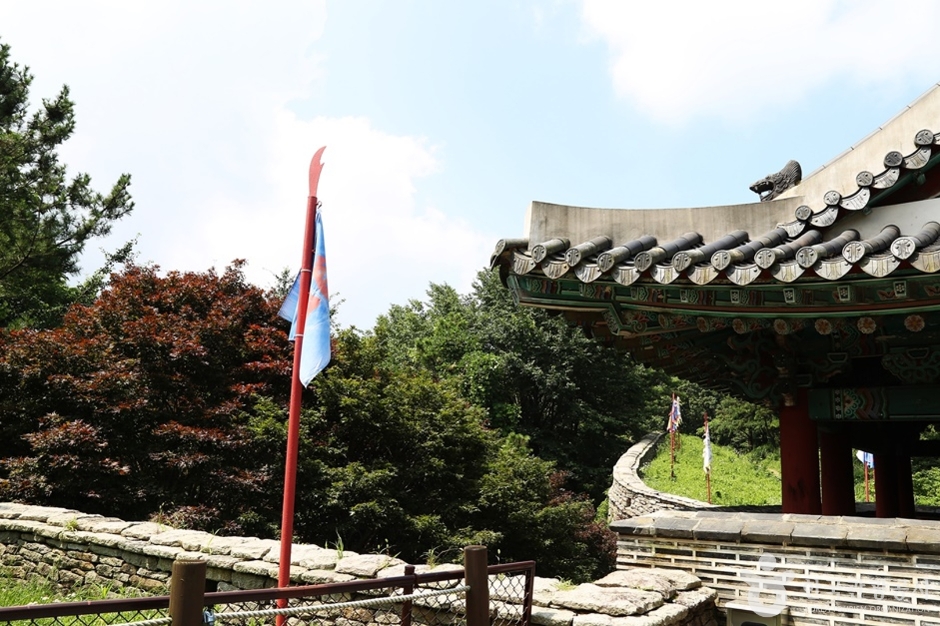 金井山城東門