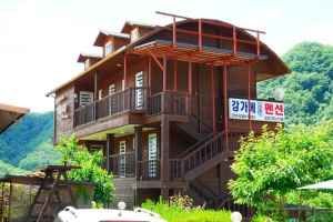 강가에 하얀집 펜션