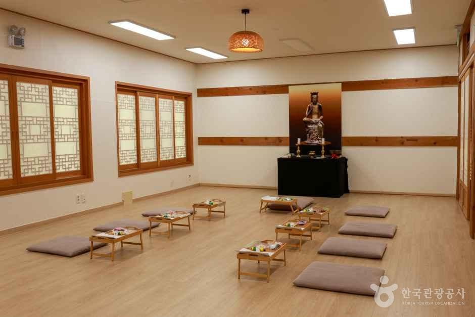 BEO Light Traditional Craft Experience Space inside the Seon Culture and Education Center
