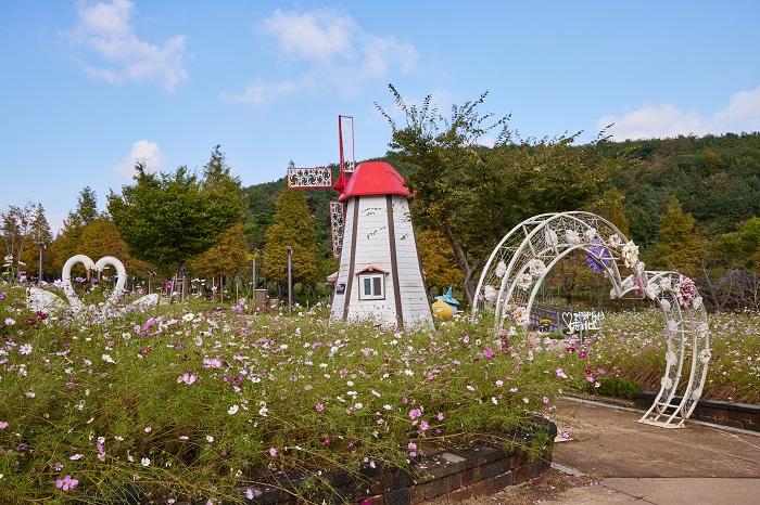 Red-roofted windmill and heart sculpture, the photo zones