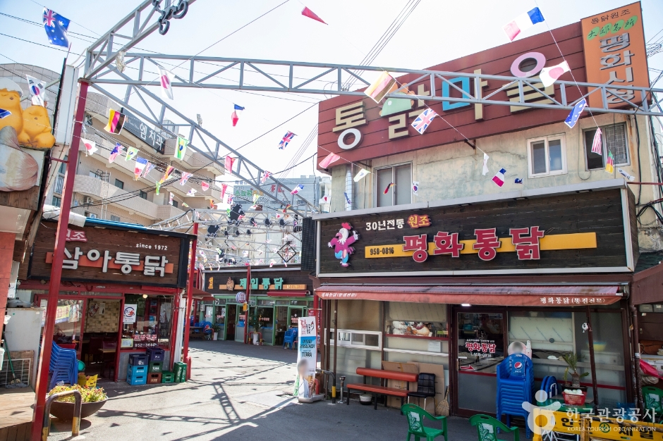 Calle del Dakttongjip en el Mercado Pyeonghwa de Daegu (대구 평화시장 닭똥집 골목)