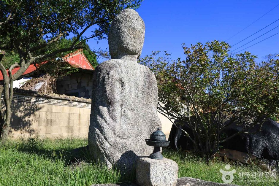 元三面木新里石造如来立像