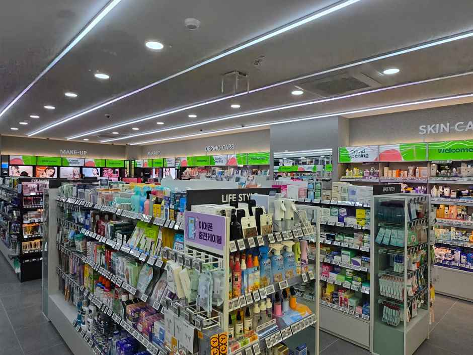 Olive Young - Hak-dong Station Branch [Tax Refund Shop] (올리브영 학동역점)