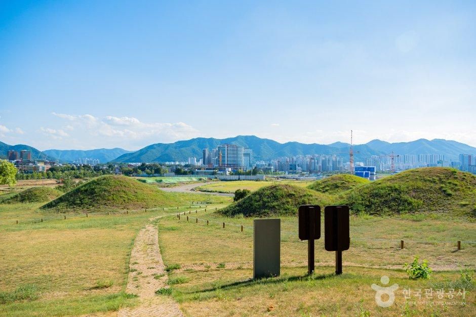 경북_경산_조영임당고분군_외부_2.jpg