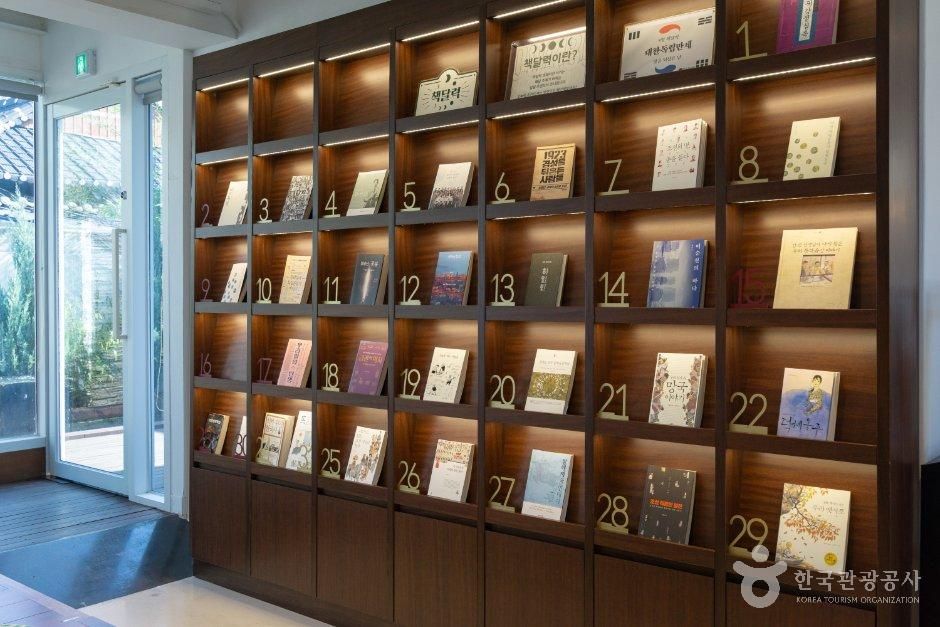 전북_전주_동문헌책도서관_내부_2.jpg