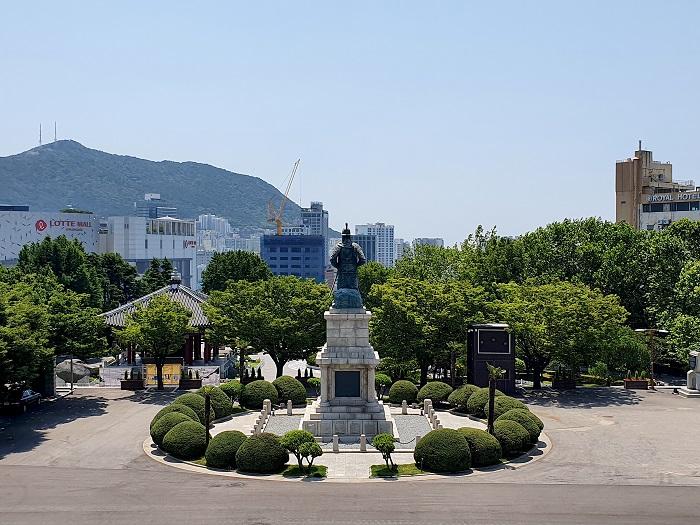 公園の中央に立っている李舜臣(イ・スンシン)将軍の銅像