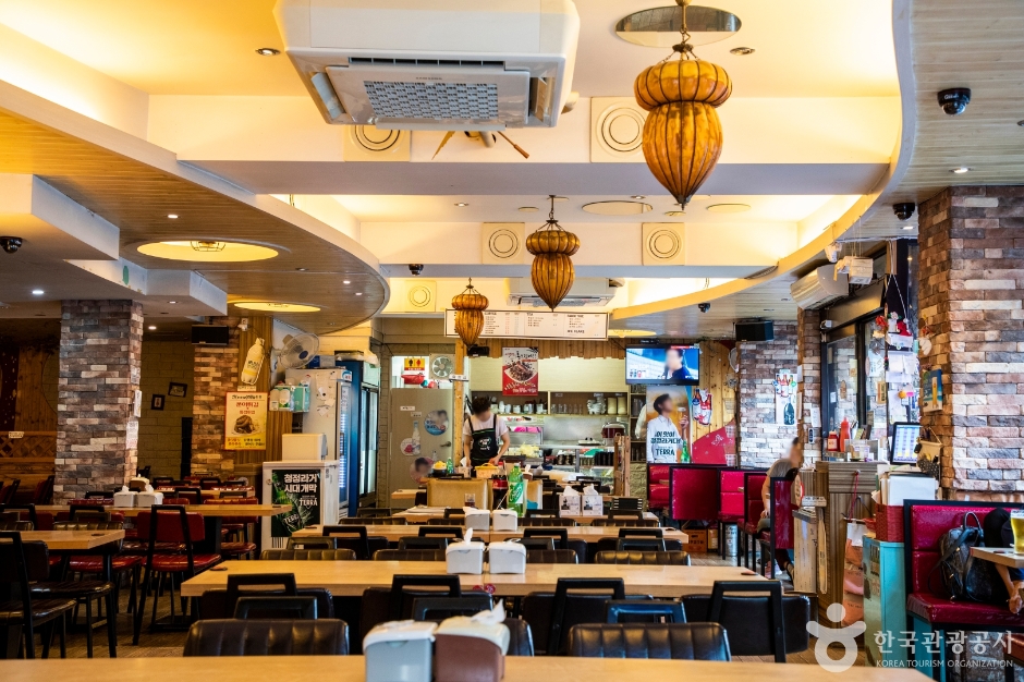 Calle del Dakttongjip en el Mercado Pyeonghwa de Daegu (대구 평화시장 닭똥집 골목)