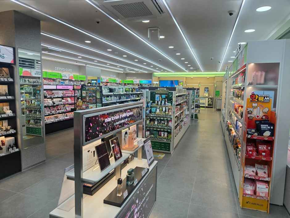 Olive Young - Hak-dong Station Branch [Tax Refund Shop] (올리브영 학동역점)