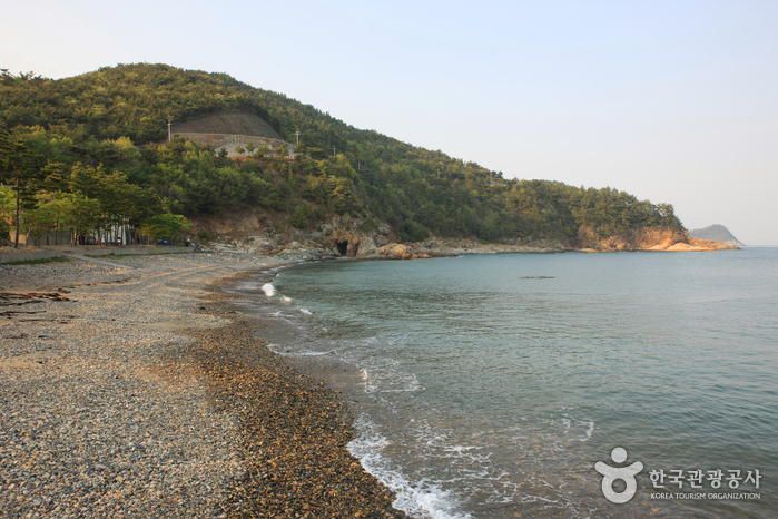 항도몽돌해수욕장과 항도방파제 항도몽돌해수욕장과 항도방파제