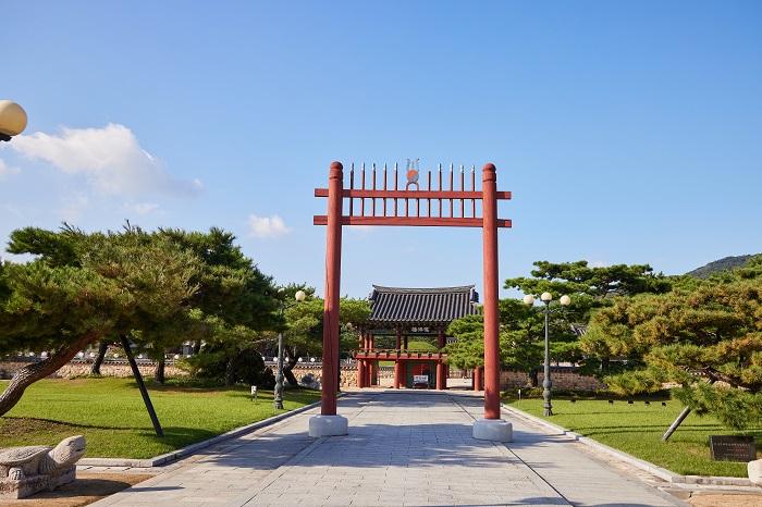 Hongsalmun Gate at the Tomb of King Suro