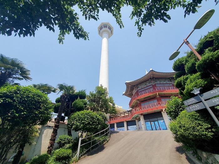 龍頭山公園に高くそびえる釜山タワー