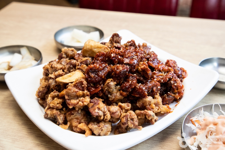 Calle del Dakttongjip en el Mercado Pyeonghwa de Daegu (대구 평화시장 닭똥집 골목)