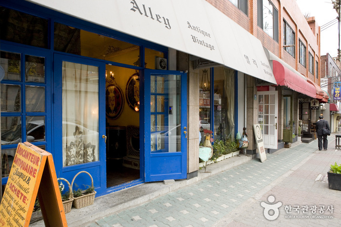 itaewon - alley antique village shop