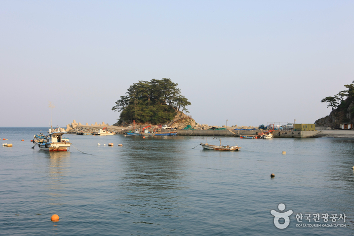 항도몽돌해수욕장과 항도방파제 항도몽돌해수욕장과 항도방파제