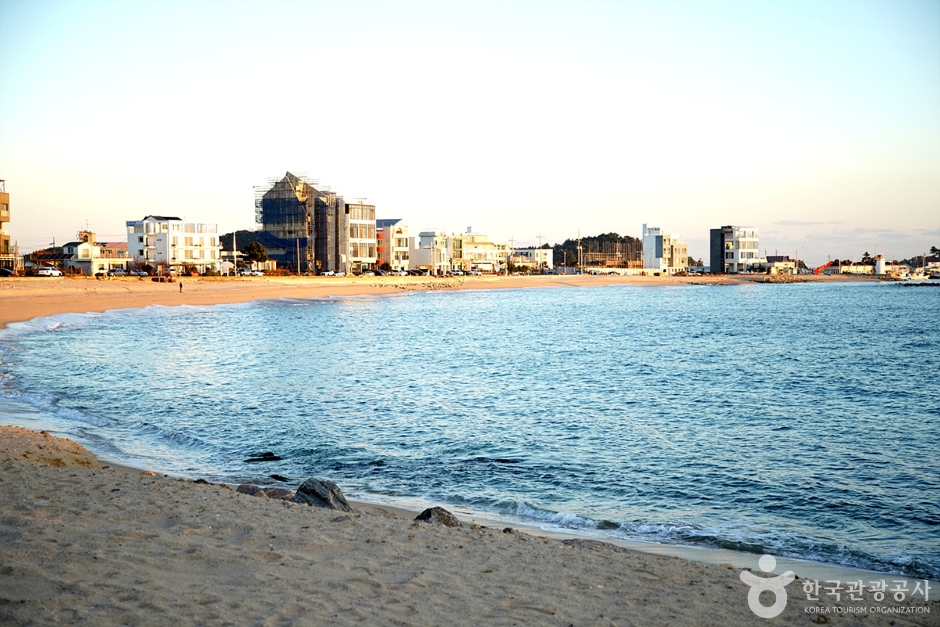 校岩海滩