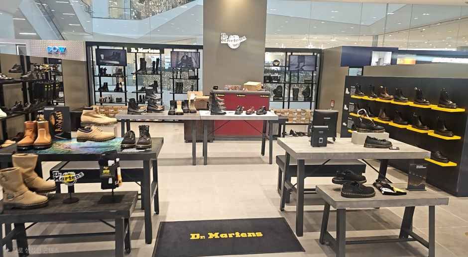 Dr. Martens 乐天百货平村店