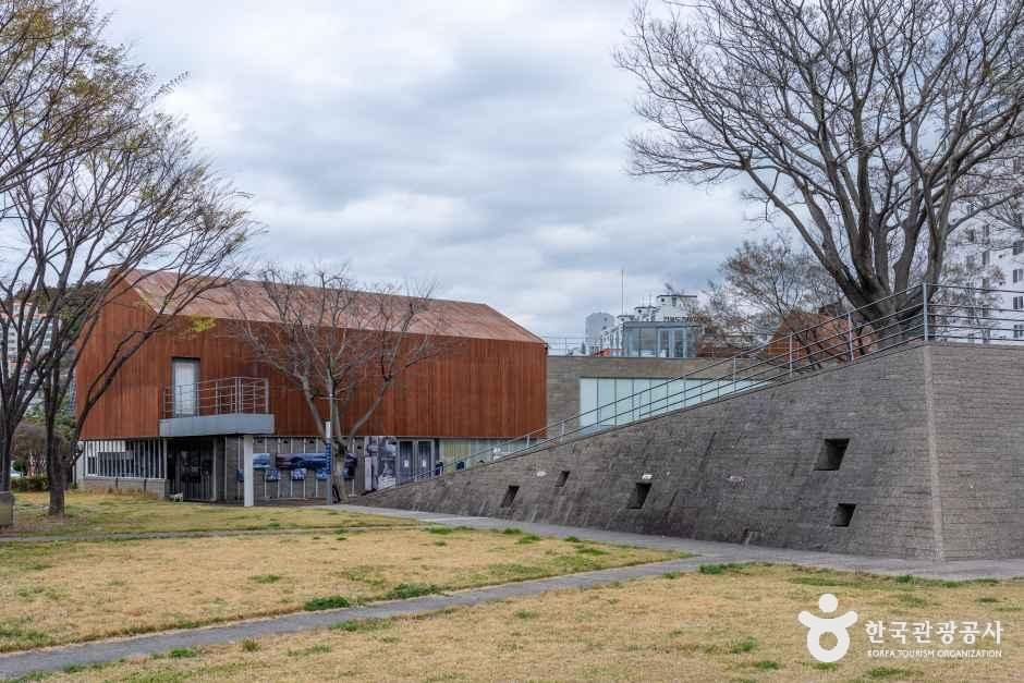 경남_통영_윤이상기념공원_외부_01.jpg