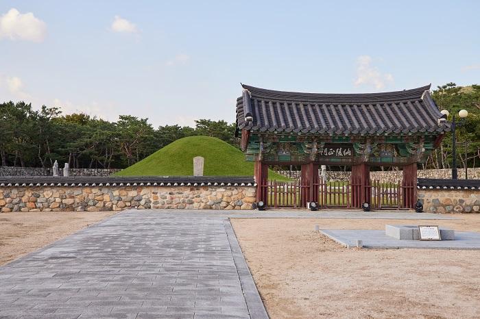 Tomb of King Suro and the main gate