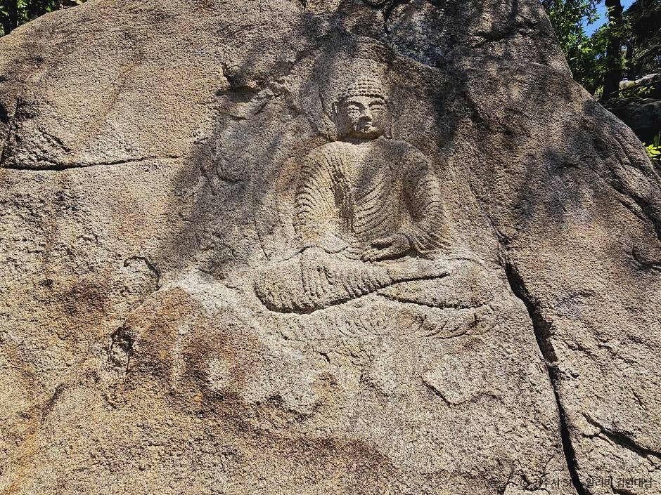 慶州 南山 龍長寺跡磨崖如来坐像