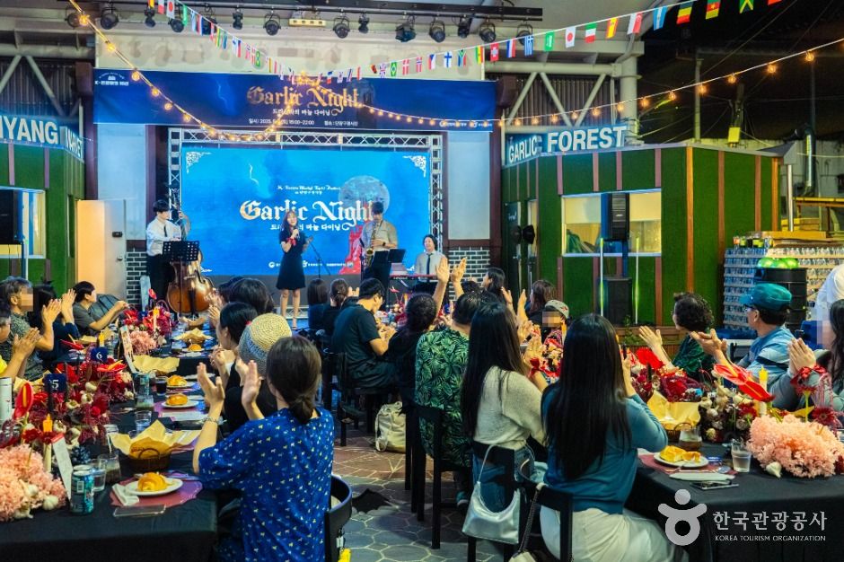 Visitors enjoying Dracula’s Garlic Dining