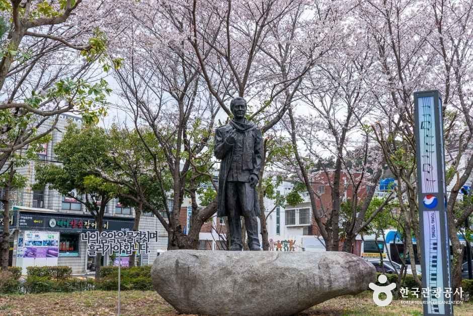 경남_통영_윤이상기념공원_외부_02.jpg