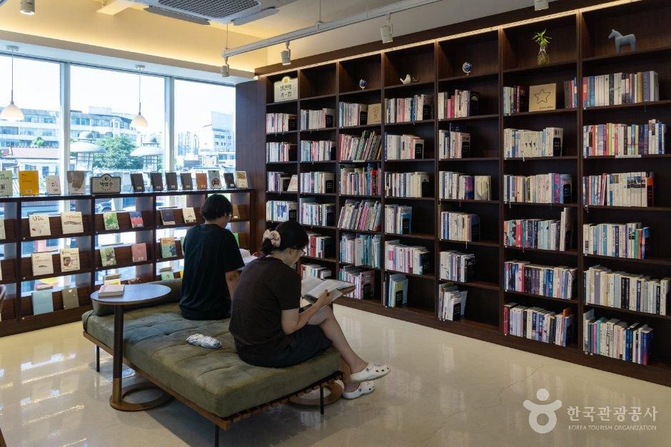 전북_전주_동문헌책도서관_내부_6.jpg