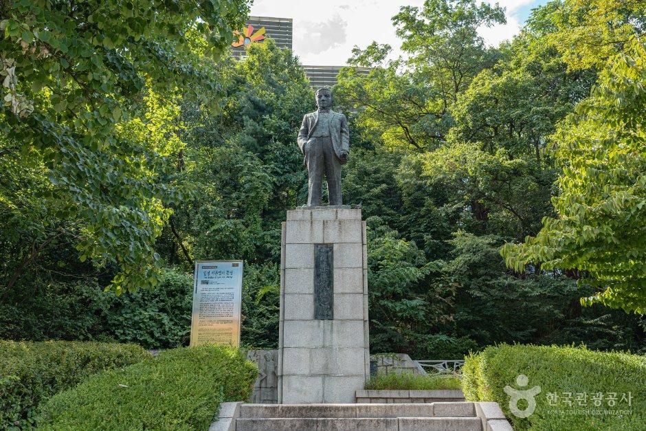 Statue of Ilseong Yi Jun