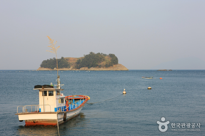 항도몽돌해수욕장과 항도방파제 항도몽돌해수욕장과 항도방파제