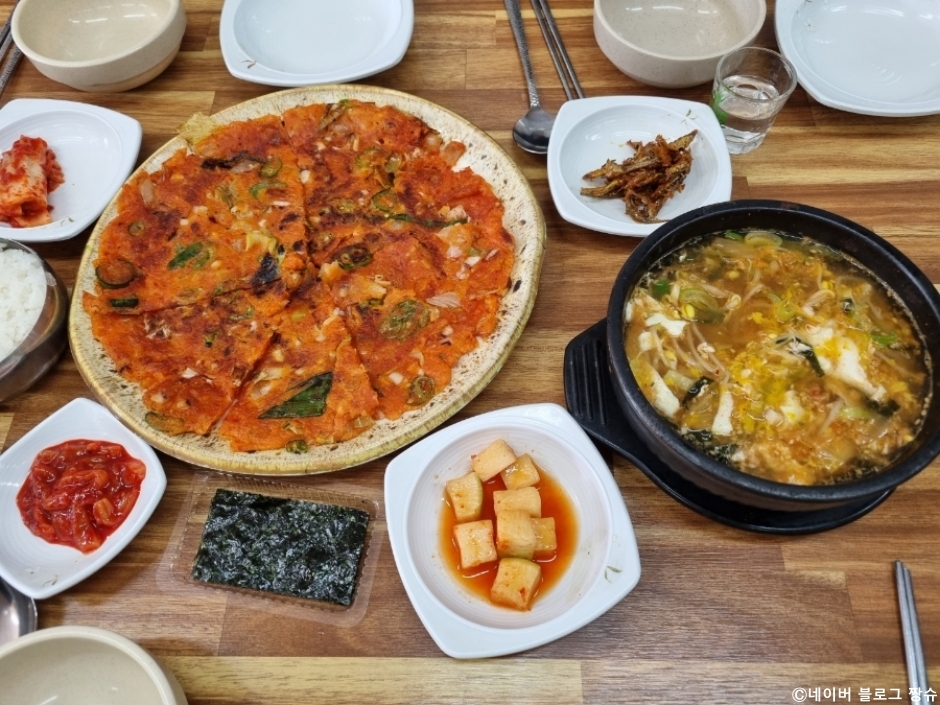 Hyeongga-ne Kongnamul Gukbap
