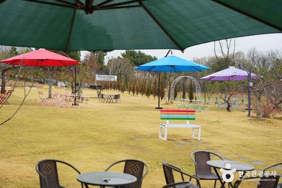 충북_진천_폴린커피 로스팅룸_외부_1.JPG