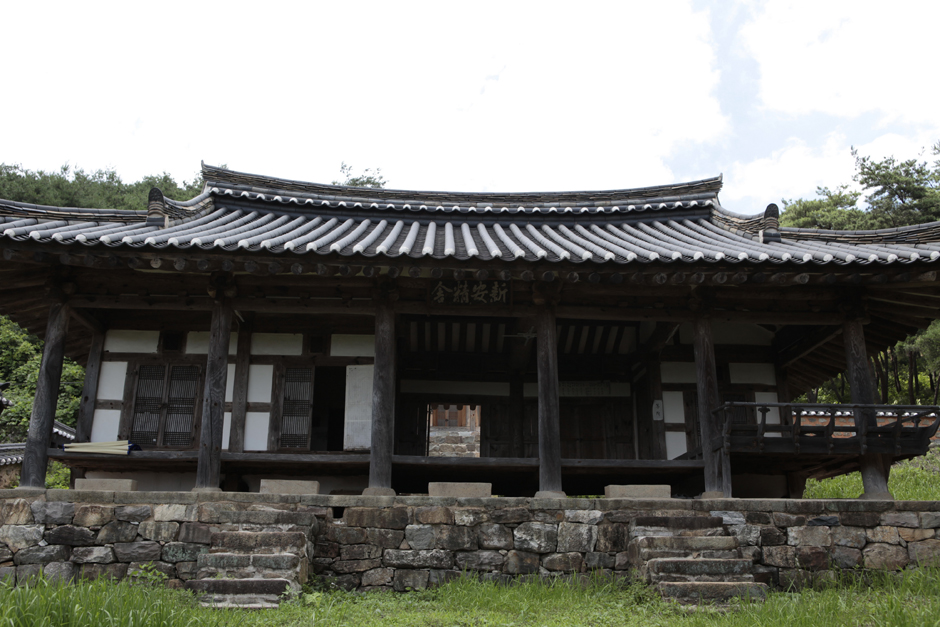 Sinanjeongsa Temple