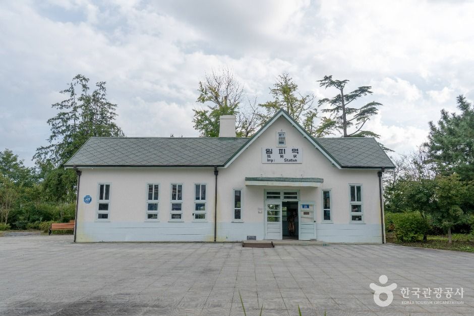 群山臨陂駅舎
