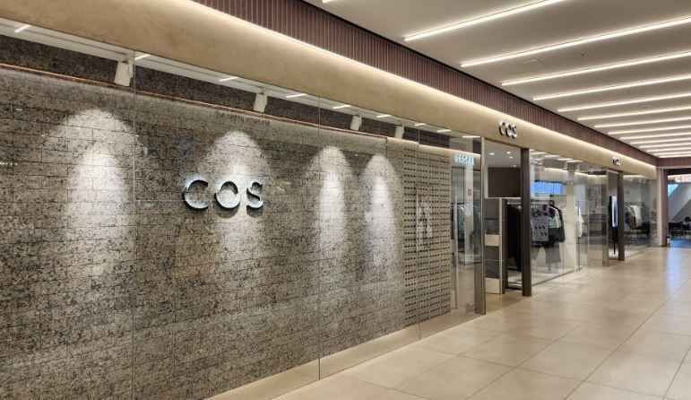 [事後免税店] COS（コス）・ギャラリア百貨店クァンギョ（光教）店(COS 갤러리아백화점 광교점)