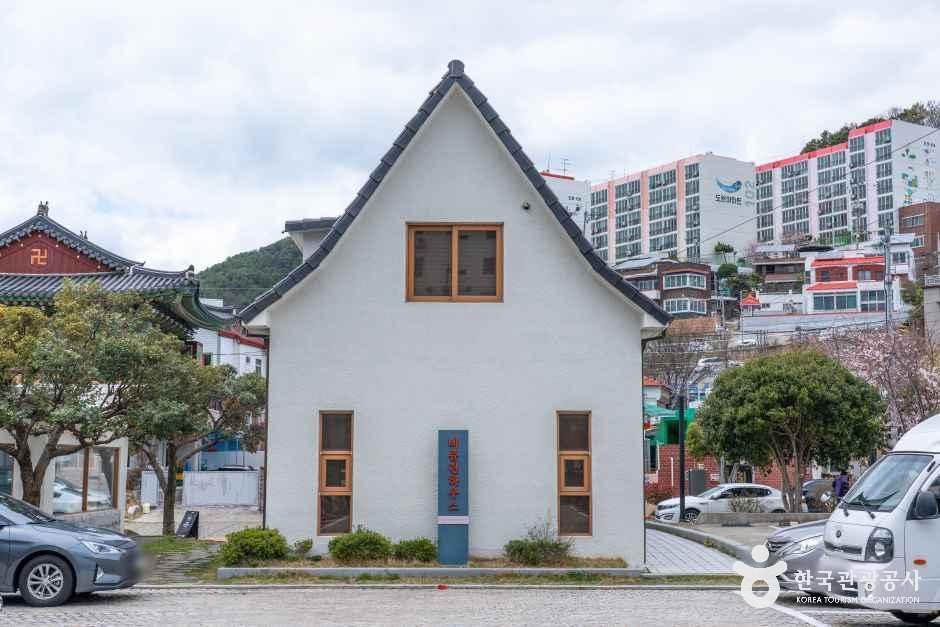 경남_통영_윤이상기념공원_외부_03.jpg
