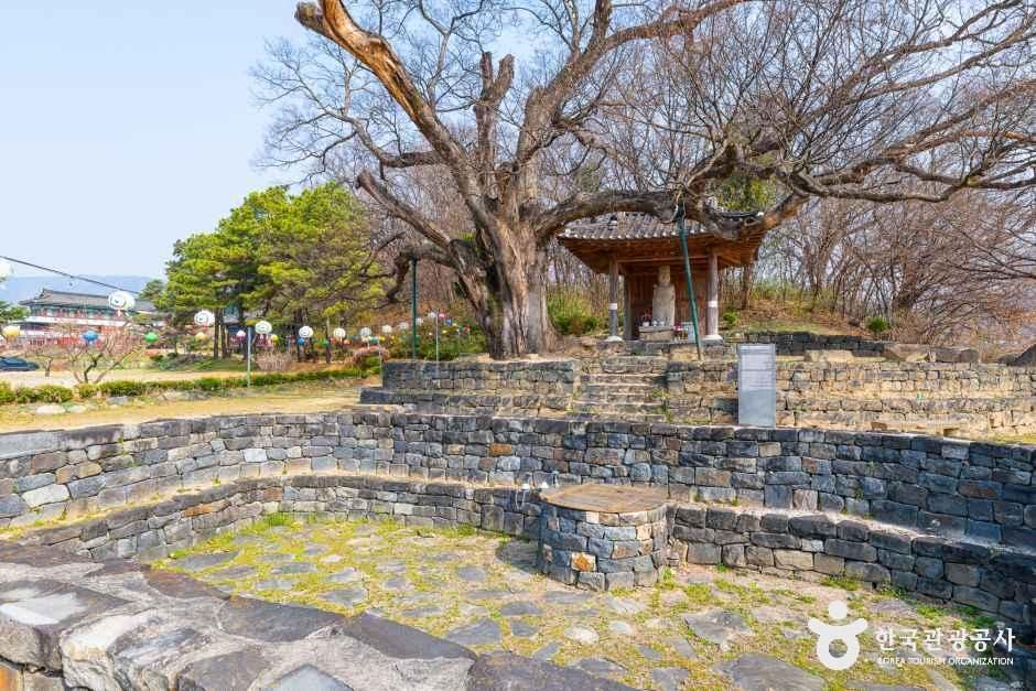 증평 미암리 석조관음보살입상