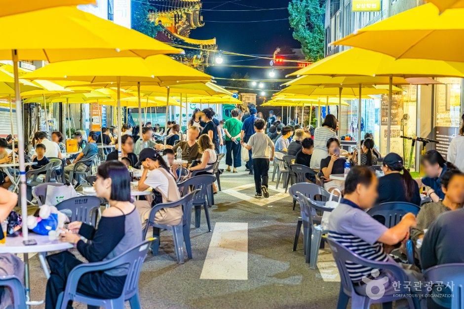 Pungnammun 2-gil transformed into a car-free street