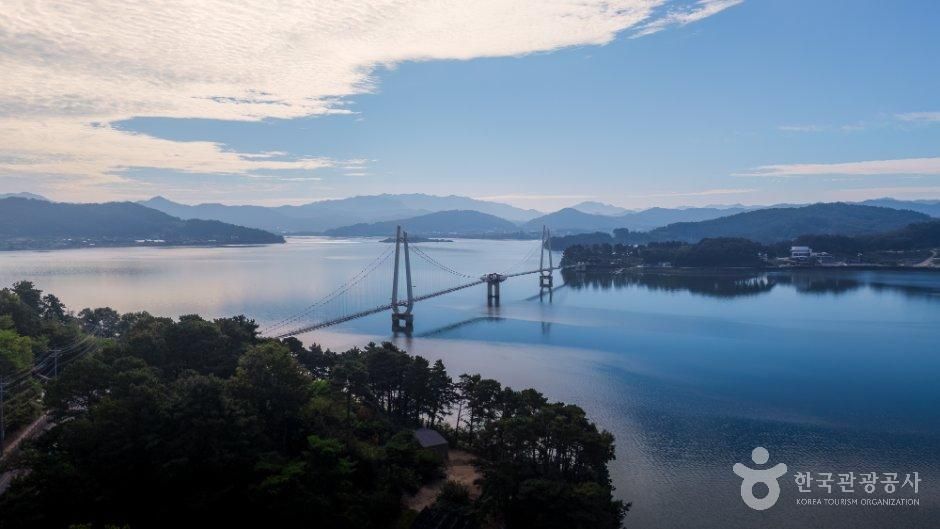 Nonsan Tapjeongho Suspension Bridge