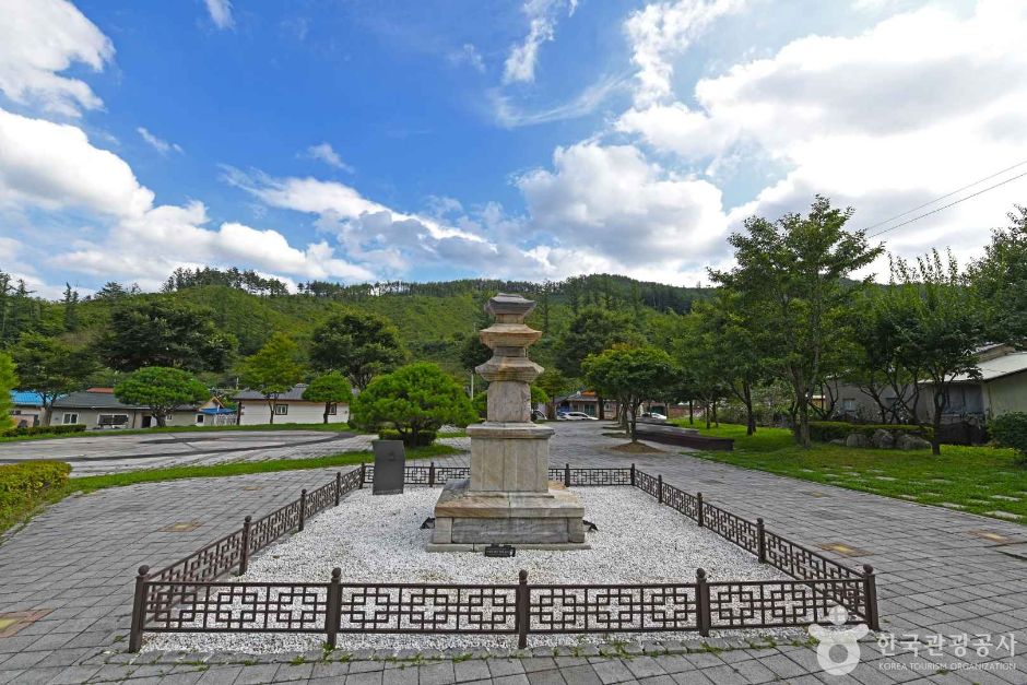 本積寺址三層石塔