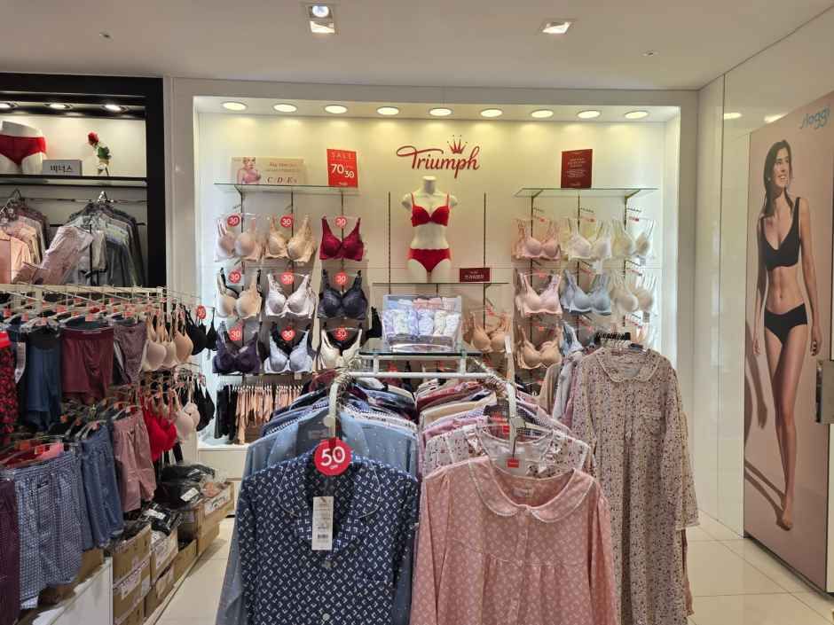 Triumph 现代奥特莱斯 Garden Five店