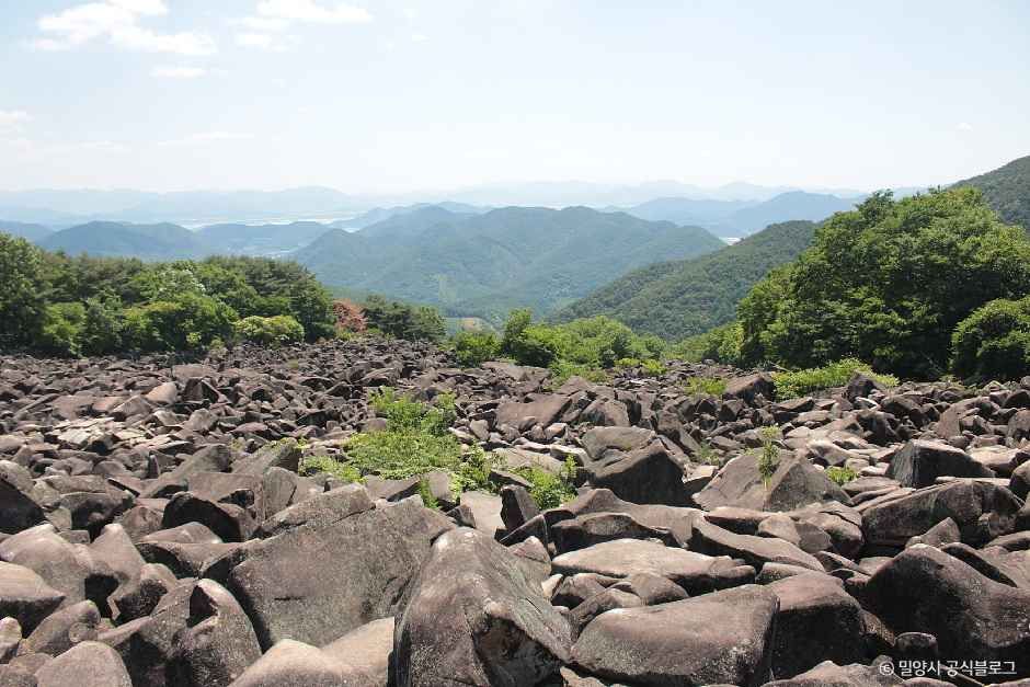 密阳万鱼山石海