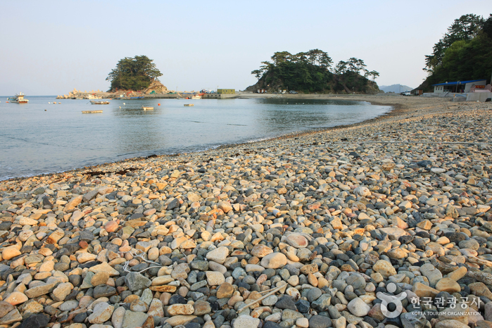 항도몽돌해수욕장과 항도방파제 항도몽돌해수욕장과 항도방파제