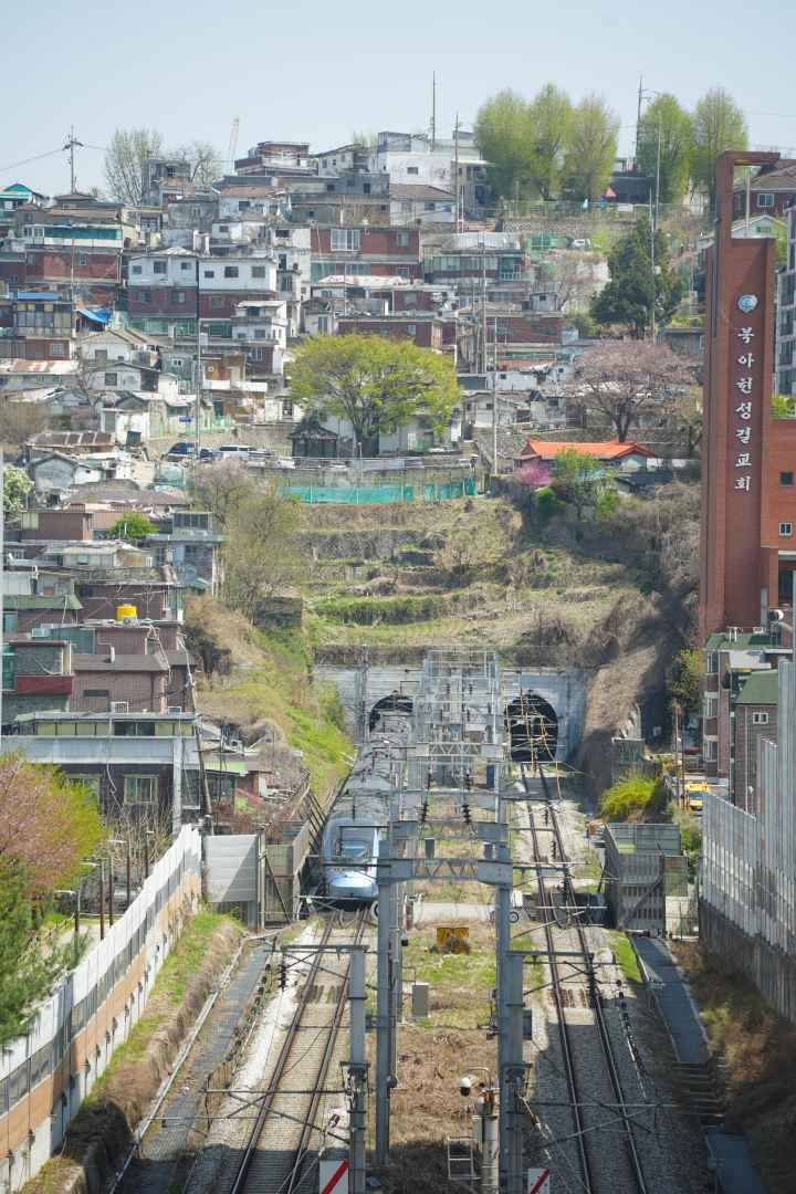 幸信車両基地からソウル駅へ向かうKTX