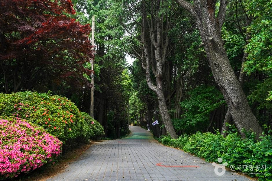 Sanho (Yongma) Park Poetry Street