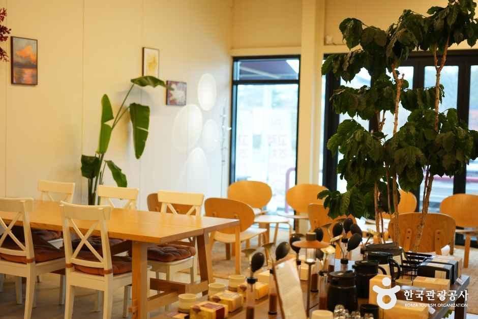충북_진천_폴린커피 로스팅룸_내부_1.JPG