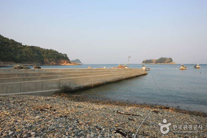 항도몽돌해수욕장과 항도방파제 항도몽돌해수욕장과 항도방파제